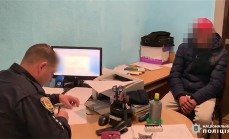 В Граденицях чоловік на вулиці побив свою жінку і відніс помирати додому 