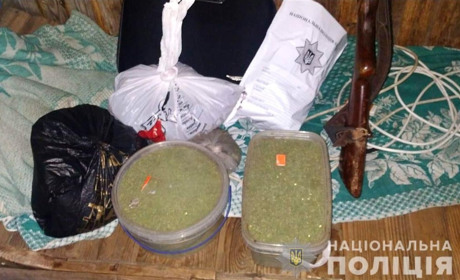 Обшуки на Рокитнівщині: поліцейські вилучили канабіс, бурштин і зброю