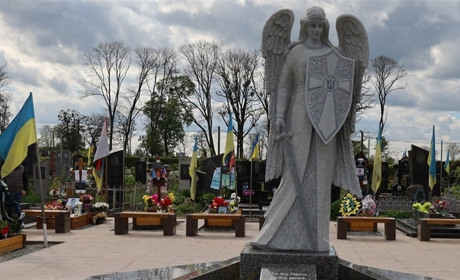 Догляд за могилами у Звягелі: як замовити послуги через комунальне підприємство