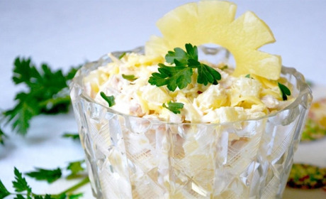 Рецепт дня: салат з курячим філе та ананасами