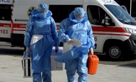 Пацієнти із симптомами COVID-19 зможуть викликати мобільну бригаду для ПЛР через "гарячу лінію"