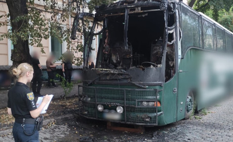 В Одесі затримали хлопця, який підпалив автобус для дитячих квестів: палій поводився неадекватно
