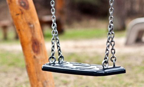 Ценой неосторожности на качелях стала жизнь подростка