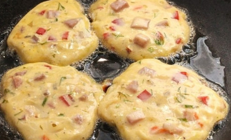 Готуємо сьогодні: оладки-міні-піци на сковороді