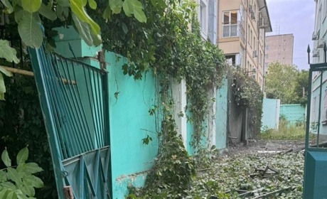 На Херсонщині окупанти атакували житлові будинки, освітній заклад, автобус та приватні автівки