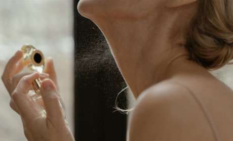 Як правильно наносити парфуми, щоб аромат тривав довше?