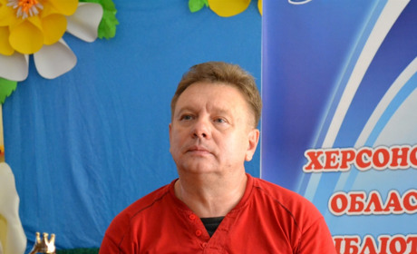 Виграв три премії «Коронації слова», а тепер може стати Почесним громадянином Херсона