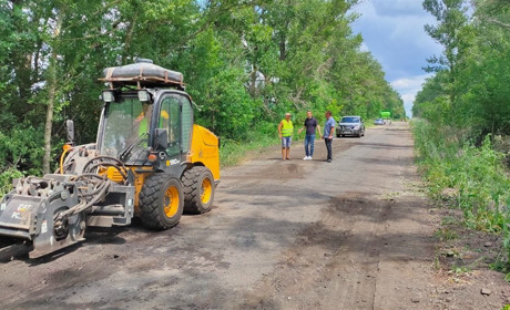У Сватівському районі ремонтують дорогу до Райгородки: що там вже зробили