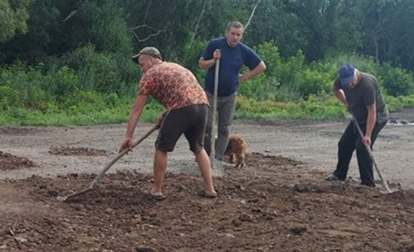 Мешканці Кегичівщини самотужки засипали ями на дорозі протяжністю в 11 км