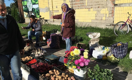 «Ми вже й ціни знизили, а покупці не йдуть». Репортаж з недільного базару