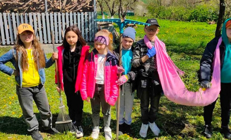 Барські освітяни та учні вийшли на суботник прибрати місто та громаду після зими