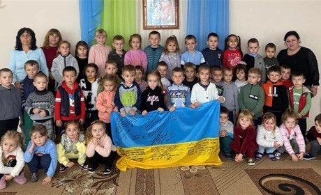 «Відважним та непереможним захисникам»: воїни отримають державні прапори із побажаннями перемоги