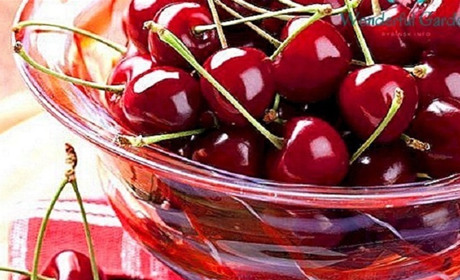 Штрудель, пляцок, крамбл, печиво, а ще королівська та маринована: 9 рецептів смаколиків з вишні