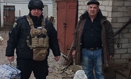 Поліцейські продовжують евакуйовувати цивільне населення