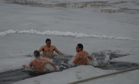 Святили воду і занурювалися у ополонку: як у Сватовому пройшло Водохреща