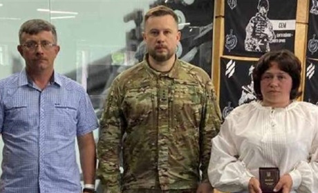 Командир 3-ї ОШБ особисто передав рідним загиблого воїна Богдана Лугини орден "За мужність"