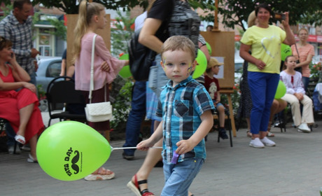 З піснями, малюнками та розвагами: у Старокостянтинові відзначили День батька