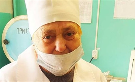 80-річна глухівська хірургиня-стоматологиня рятує людей з усього світу. Її історія