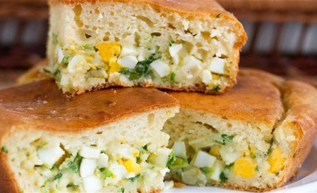 Рецепт дня: заливний пиріг з фетою, зеленою цибулею та яйцями