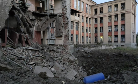 Окупанти обстріляли Торецьк та зруйнували школу у Костянтинівці