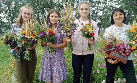 У селах Переяславщини провели благодійний концерт і вчили дітей робити "маковійчики" до свята