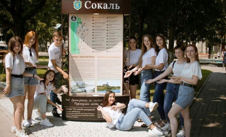В центрі Сокаля встановили інформаційну стелу з відомостями про місто та мапою цікавих місць