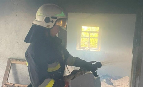 Пожежа у Городку. Вогнеборці загасили полум’я у закинутому будинку