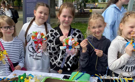 "Дитячі долоньки підтримки": у Старокостянтинові розпочали виставку-розпродаж до Великодня