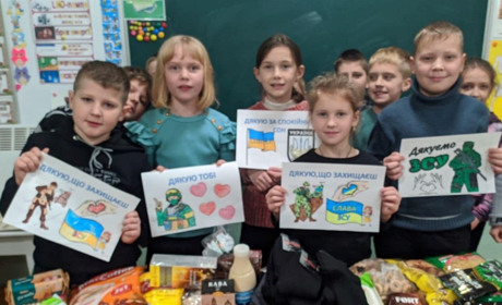 Учні школи серед каштанів провели акцію «Армія подарунків. Свято для солдат»
