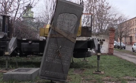 В Умані демонтували 2 пам’ятних знаки. Скільки ще на черзі