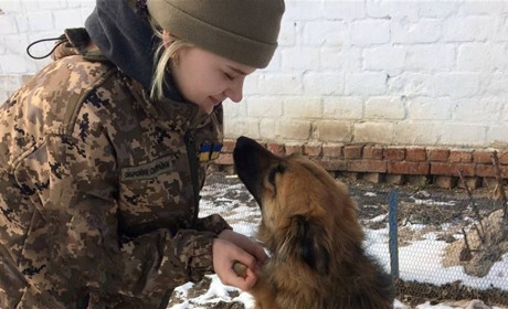 Лесьо доглядає за тваринами та готує домашні страви для військових