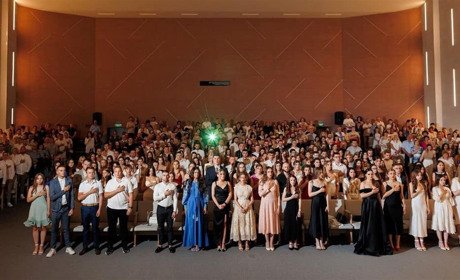 Випускники медичного факультету УжНУ передали 100 тисяч гривень для ЗСУ