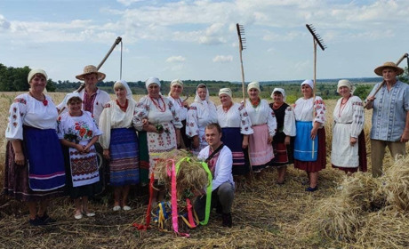 На Переяславщині аграрійка з аматорським колективом провели "зажинки": атмосферні фото