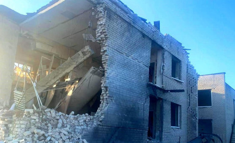 Обстріли на Херсонщині: окупанти атакують навчальні заклади, підприємства, житлові будинки