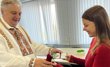 Міський голова вручив Аліні Комащук посвідчення почесного громадянина міста Нетішина