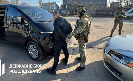 8 тисяч доларів за довідку про непридатність до служби – у Миколаєві викрили правоохоронця та лікаря