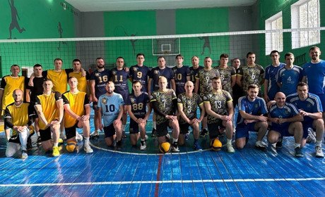 На Первомайщині грали у волейбол. На майданчик вийшли чоловічі команди