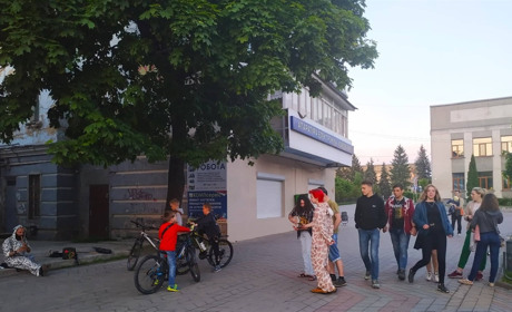 На площі Жмеринки неймовірно звучить сопілка: відео з вуличними музиками
