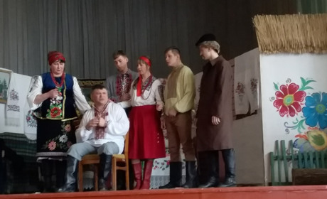 Учасники драмгуртка підготували виставу до свята 8 Березня для жителів Товсти