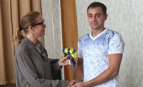 Молодий лікар-травматолог Сватівської лікарні отримав службову квартиру