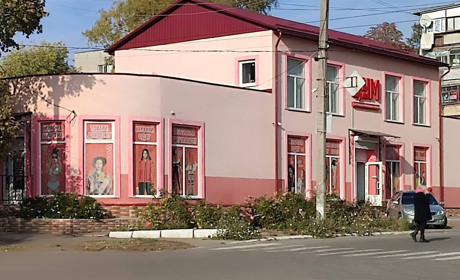 У Краснограді шукають продавця, але ВПО брати на роботу не хочуть: чи порушив магазин закон
