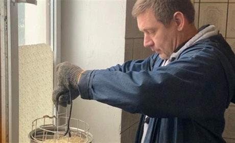 Як виготовляють окопні свічки у Кременці: увесь процес в одному відео