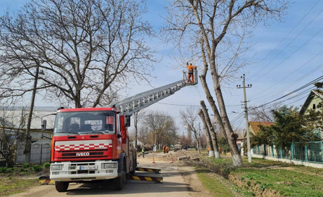 У Біляївці комунальні служби проводять санітарну обрізку дерев із залученням спецтехніки з Одеси