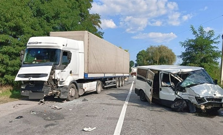 На Шепетівщині поліцейські встановлюють обставини ДТП, у якій травмувався водій мікроавтобуса