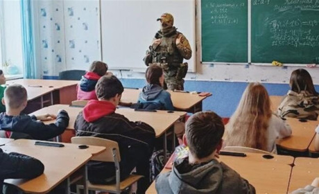 На ТОТ Херсонщини окупанти скорочують охоронців “шкіл” та чиновників