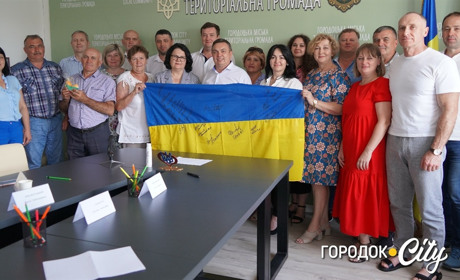 Делегація з Городка планує поїздку до міста-партнера у Литві: прапор підписали місцеві депутати