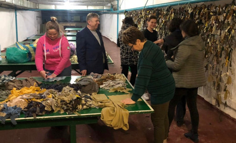 У гуртожитку Кременецького медичного коледжу працівники продовжують плести маскувальні сітки