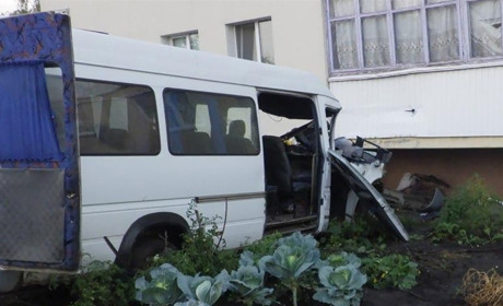 Викрав автобус та в’їхав у стіну багатоповерхівки: 21-річному звягелянину повідомлено про підозру