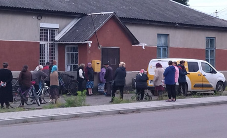 В Антонівці за пенсією люди стоять у кількагодинних чергах на вулиці. Що не так з послугами?
