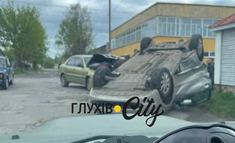 У Глухові внаслідок аварії на перетині вулиць Шевченка та Білевича перекинулося авто (ФОТО)